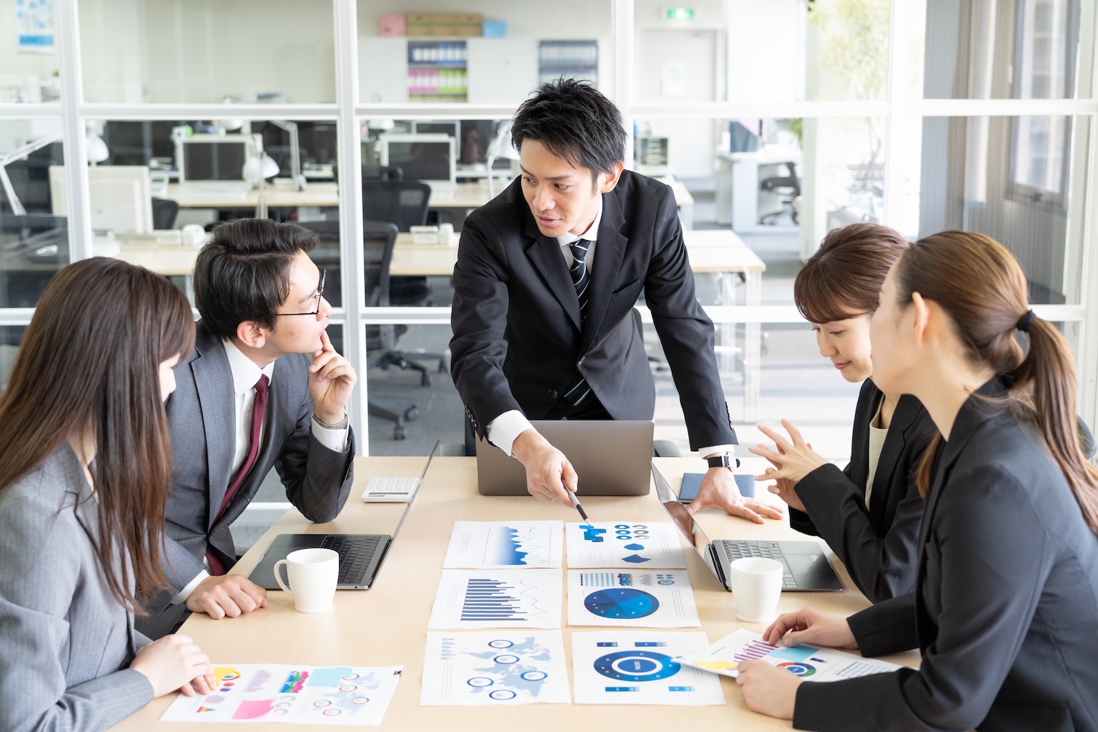 説明と合意を行うビジネスミーティングの様子※イメージ写真:Adobe Stock素材を使用